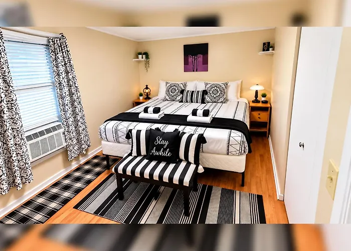 Black-White Rm By Yale U