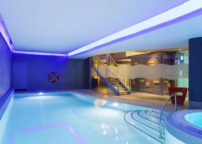 Hotels with a view Novotel Edinburgh Centre