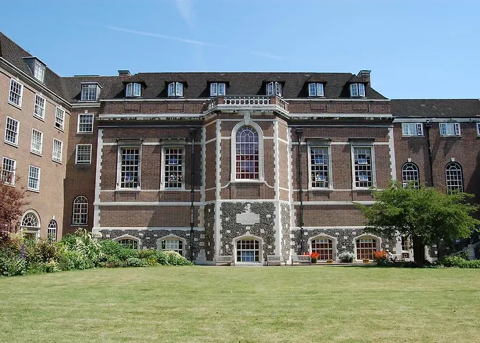 Hotel near College: Goodenough College - University Residence