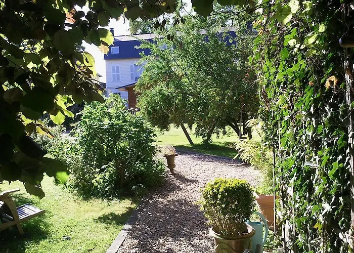 Au Fond Du Jardin Maison D'Hotes