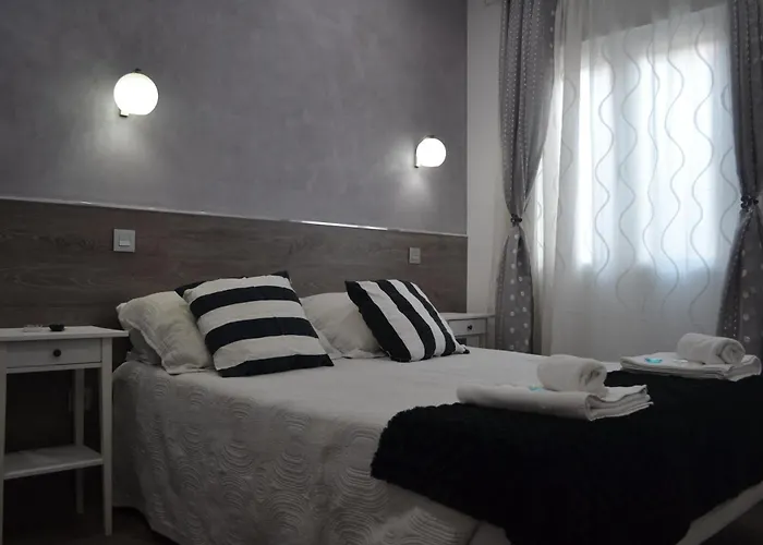 Cheap hotel: Hostal Meyra