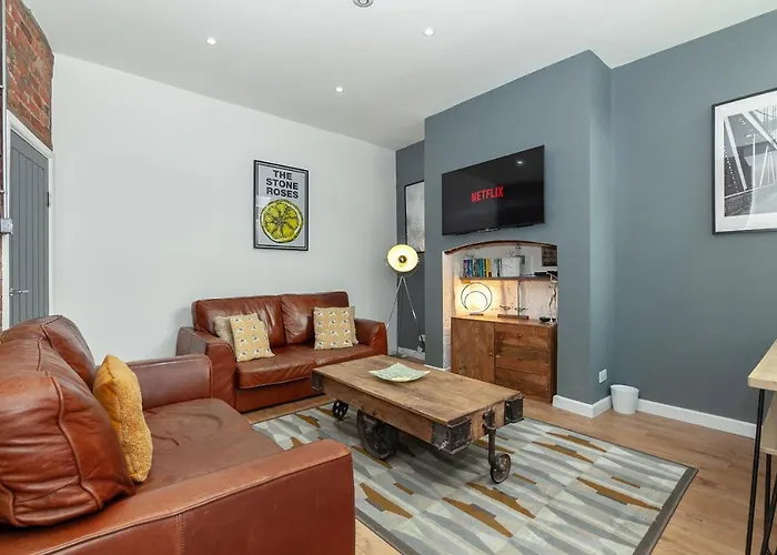 Park House - Large 3 Bedroom Victorian House, 10 Mins From