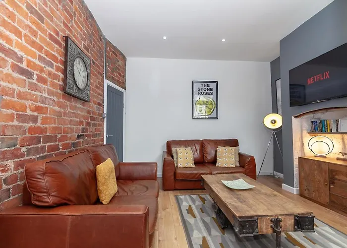 Park House - Large 3 Bedroom Victorian House, 10 Mins From