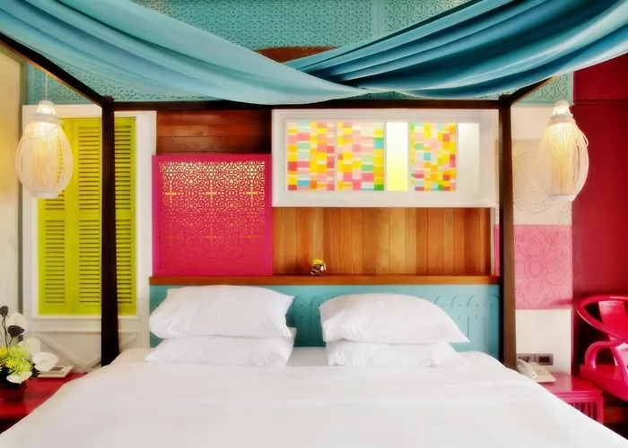Romantic hotel: Patong Beach Hotel By See2Sea